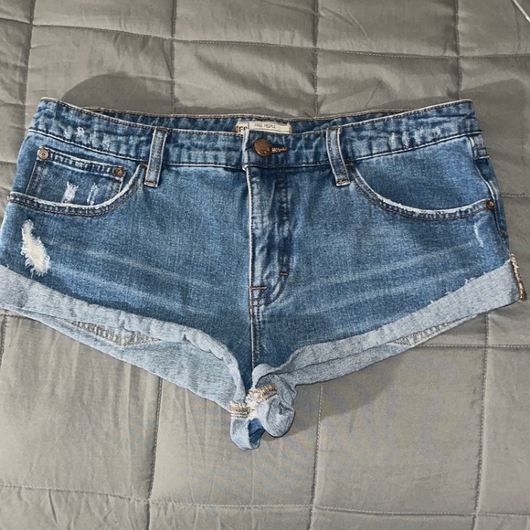FREE PEOPLE CUFFED RAW HEM SHORT SHORTS SIZE 29 Medium light wash. - Picture 2 of 12